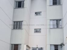 Apartamento reformado com piso em porcelanato