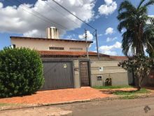 Sobrado com piscina com excelente localização