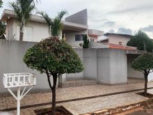 Sobrado bem localizado com piscina