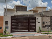 Casa com fino acabamento e armários planejados