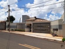 Próximo ao centro - muito ampla - com escritório