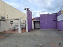 Casa ampla com clínica na frente