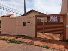 Casa reformada de esquina com suíte e 1 quarto