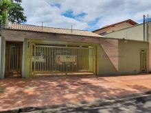 Ótima casa com 3 apartamentos