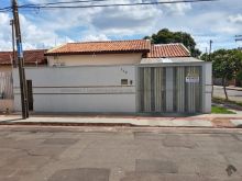 Linda casa de esquina