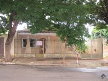 Casa com amplos cômodos varanda com churrasqueira