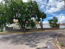 Excelente terreno de esquina plano e de frente para praça