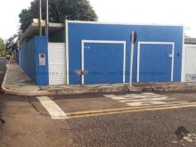 Ótima casa de esquina com piscina