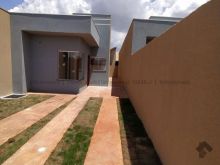 Casa maravilhosa em rua asfaltada