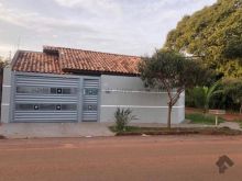 Linda casa com apartamento e ótima localização