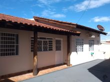 Casa com uma suíte e um quarto