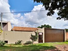 Linda casa com amplo quintal