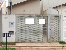 Casa com uma suíte e um quarto