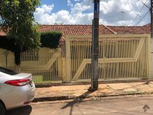 Casa com muito espaço de esquina