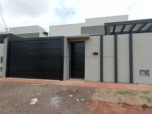 Linda casa térrea com uma suíte e dois quartos