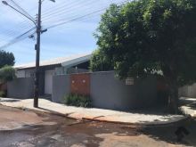 Casa com piscina e localização privilegiada