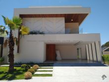 Sobrado de alto padrão com móveis planejados