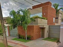 Condomínio com três sobrados