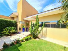 Ampla casa térrea de esquina com 04 suítes