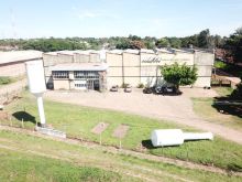 Em frente a rotatória do Shopping Bosque dos Ipês