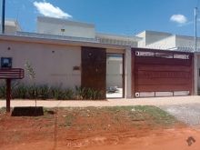 Linda casa térrea com 1 suíte e 2 quartos
