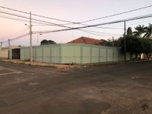 Casa de esquina com 4 suítes e amplo terreno