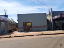 Salão comercial com casa nos fundos