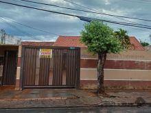 Casa com piscina bem localizada