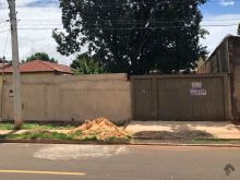 Casa com amplo terreno