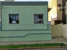 Casa com belo terreno em área central