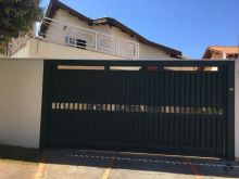 Casa com mezanino e sacada