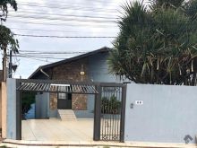 Linda casa com piscina aquecida