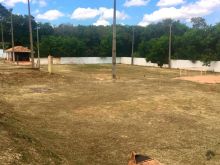 Esquina no asfalto toda murada