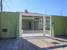 Casa ampla bem localizada