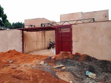 Casa nova com 03 quartos sendo 01 suíte