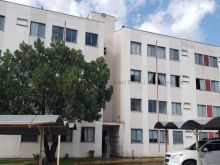 Com 03 quarto e muito armário