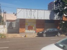 Casa grande com salão na frente