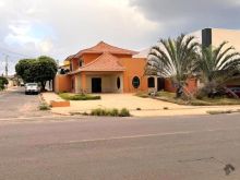 Casa comercial no corredor gastronômico da cidade