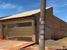 Casa esquina com ampla varanda de madeira