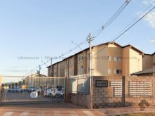 Apartamento térreo com condomínio bem localizado