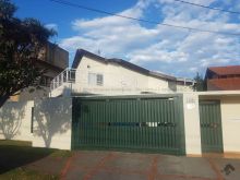 Espaçosa residência com mezanino no Carandá