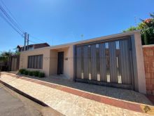 Casa linda com amplo espaço externo