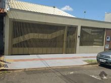 01 suíte e 02 quartos com edícula