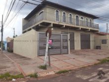 Sobrado de esquina com salão comercial