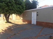 Casa térrea com piscina e móveis