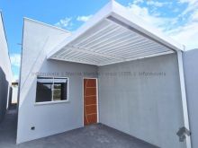 Linda casa com amplo espaço nos fundos