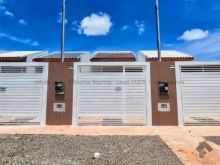 Linda casa com amplo espaço nos fundos