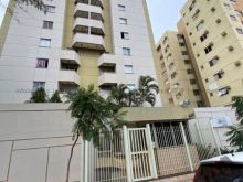 Com armários na cozinha e sacada