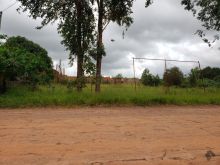 Área 1800m² em linha de ônibus - esquina