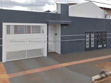 Semi nova com planejados e garagem